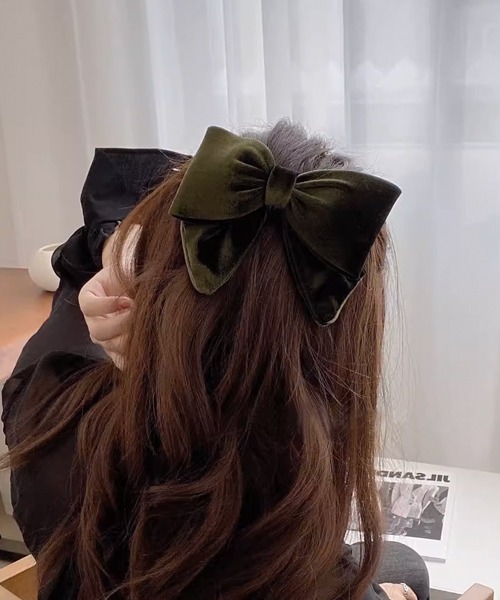 Fun & Daily(ファンアンドデイリー)の「F&D : ベロアリボンヘアバレッタ(バレッタ/ヘアクリップ・レディース・ベージュ/ブラウン/グリーン/ブラック・FREE)」の2枚目の写真