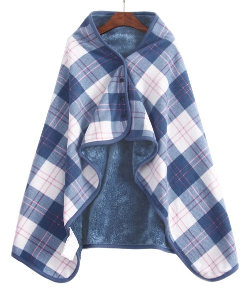 DAY CLOSET（デイ クローゼット）の「巻いたり羽織ったりポンチョにもなる ボア フリース 3WAYブランケット（ブランケット・メンズ・オレンジ/ブラック×ホワイト/ホワイト×ブラック/ミント/レッド系その他/ブルー系その他/ホワイト×ブルー/グレー系その他/レッド系その他2/グレー×ホワイト/ブラウン系その他/ベージュ系その他・ONE SIZE）」の2枚目の写真