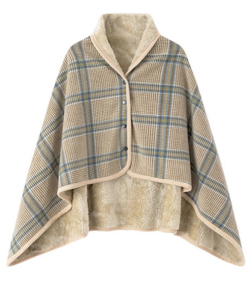 DAY CLOSET（デイ クローゼット）の「巻いたり羽織ったりポンチョにもなる ボア フリース 3WAYブランケット（ブランケット・メンズ・オレンジ/ブラック×ホワイト/ホワイト×ブラック/ミント/レッド系その他/ブルー系その他/ホワイト×ブルー/グレー系その他/レッド系その他2/グレー×ホワイト/ブラウン系その他/ベージュ系その他・ONE SIZE）」の6枚目の写真