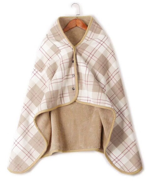 DAY CLOSET（デイ クローゼット）の「巻いたり羽織ったりポンチョにもなる ボア フリース 3WAYブランケット（ブランケット・メンズ・オレンジ/ブラック×ホワイト/ホワイト×ブラック/ミント/レッド系その他/ブルー系その他/ホワイト×ブルー/グレー系その他/レッド系その他2/グレー×ホワイト/ブラウン系その他/ベージュ系その他・ONE SIZE）」の7枚目の写真