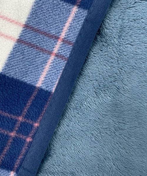 DAY CLOSET（デイ クローゼット）の「巻いたり羽織ったりポンチョにもなる ボア フリース 3WAYブランケット（ブランケット・メンズ・オレンジ/ブラック×ホワイト/ホワイト×ブラック/ミント/レッド系その他/ブルー系その他/ホワイト×ブルー/グレー系その他/レッド系その他2/グレー×ホワイト/ブラウン系その他/ベージュ系その他・ONE SIZE）」の13枚目の写真