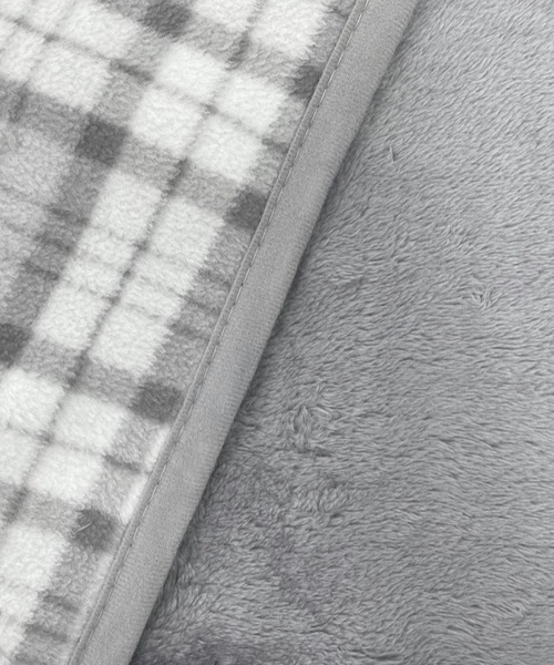 DAY CLOSET（デイ クローゼット）の「巻いたり羽織ったりポンチョにもなる ボア フリース 3WAYブランケット（ブランケット・メンズ・オレンジ/ブラック×ホワイト/ホワイト×ブラック/ミント/レッド系その他/ブルー系その他/ホワイト×ブルー/グレー系その他/レッド系その他2/グレー×ホワイト/ブラウン系その他/ベージュ系その他・ONE SIZE）」の15枚目の写真