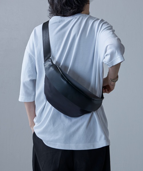 Lui's（ルイス）の「シンセティックレザーナイロンコンビボディバッグ（ボディバッグ/ウエストポーチ・メンズ・ブラック・FREE）」の2枚目の写真