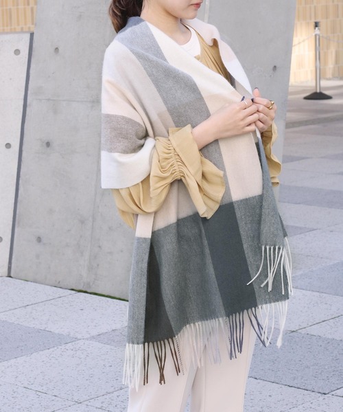 Filomo（フィローモ）の「[Filomo]カシミヤブレンドストールチェック無地（マフラー・レディース・ブルー系/イエロー/ベージュ/ベージュ系/キャメル/グリーン/レッド/ホワイト/ブラック/グレイッシュベージュ/ブラック系/レッド系・FREE）」の4枚目の写真