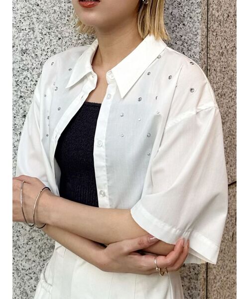 MURUA（ムルーア）の「ラインストーンクロップトシャツ（シャツ/ブラウス・レディース・ホワイト/ブルー/ブラック・FREE）」の2枚目の写真