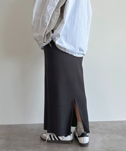 apres jour mignon（アプレジュールミニョン）の「サマーニットナロースカート【ZOZOTOWN限定アイテム】（スカート・レディース・パープル/チャコールグレー/グリーン/レッド/ブラック・X-LARGE/MEDIUM/SMALL）」の2枚目の写真