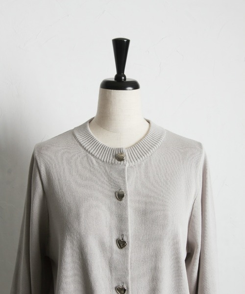 &. NOSTALGIA(アンドドットノスタルジア)の「【ZOZO限定】UVカットハート釦クルーネックシャリカーディガン(カーディガン/ボレロ・レディース・ホワイト/グレー/ブラック・M)」の8枚目の写真