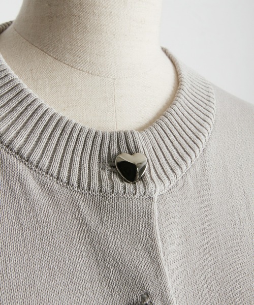 &. NOSTALGIA(アンドドットノスタルジア)の「【ZOZO限定】UVカットハート釦クルーネックシャリカーディガン(カーディガン/ボレロ・レディース・ホワイト/グレー/ブラック・M)」の9枚目の写真