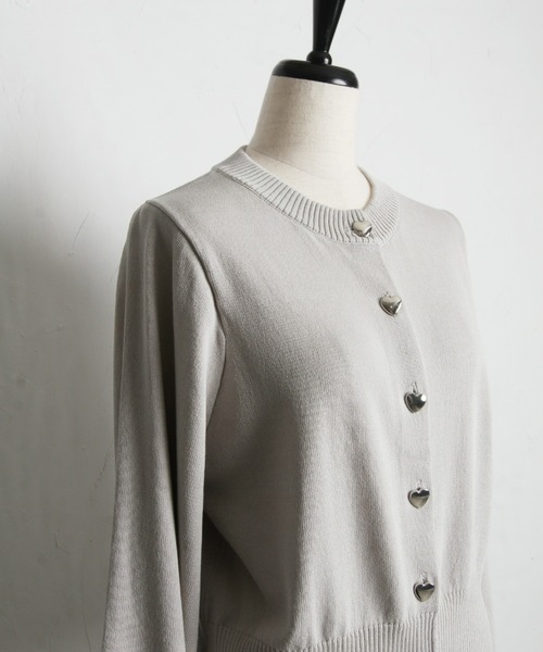 &. NOSTALGIA(アンドドットノスタルジア)の「【ZOZO限定】UVカットハート釦クルーネックシャリカーディガン(カーディガン/ボレロ・レディース・ホワイト/グレー/ブラック・M)」の10枚目の写真