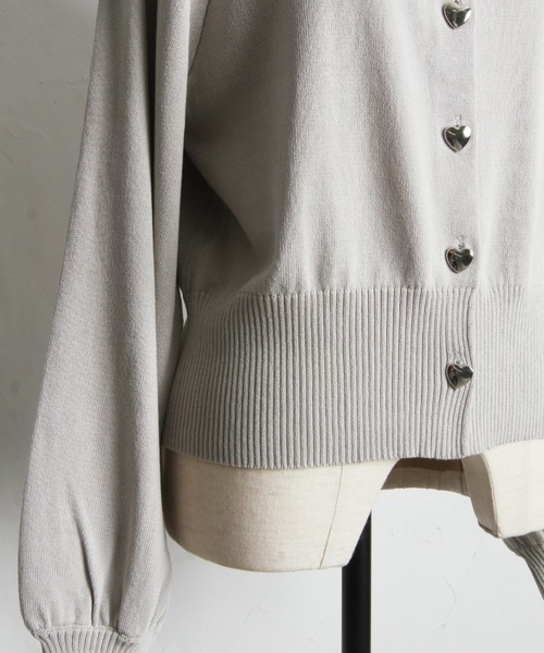 &. NOSTALGIA(アンドドットノスタルジア)の「【ZOZO限定】UVカットハート釦クルーネックシャリカーディガン(カーディガン/ボレロ・レディース・ホワイト/グレー/ブラック・M)」の11枚目の写真