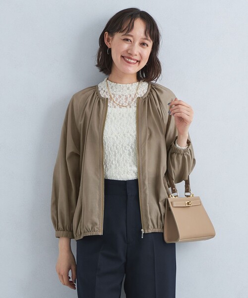 green label relaxing(グリーンレーベルリラクシング)の「シアー ノーカラー ギャザー ブルゾン -マシンウォッシャブル-(ブルゾン・レディース・ブラック/ホワイト/モカ・FREE)」の3枚目の写真