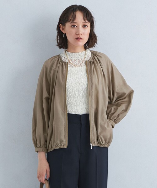 green label relaxing(グリーンレーベルリラクシング)の「シアー ノーカラー ギャザー ブルゾン -マシンウォッシャブル-(ブルゾン・レディース・ブラック/ホワイト/モカ・FREE)」の10枚目の写真