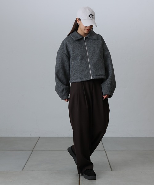 COLONY 2139（コロニートゥーワンスリーナイン）の「フェイクウールモッサボリューム袖ショートブルゾン（ブルゾン・レディース・ブラック/チャコールグレー/グレイッシュベージュ・FREE）」の16枚目の写真