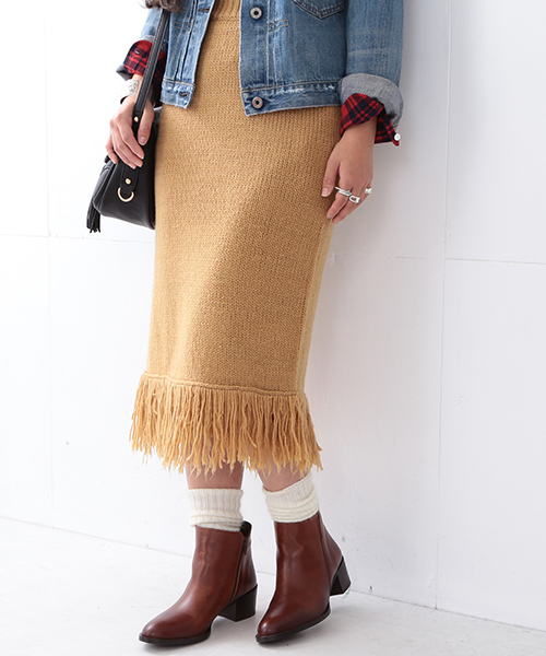 Ray BEAMS（レイビームス）の「Ray BEAMS / フリンジ ヘム ニット スカート（スカート・レディース・ブラウン系その他/ネイビー・1/0）」の2枚目の写真