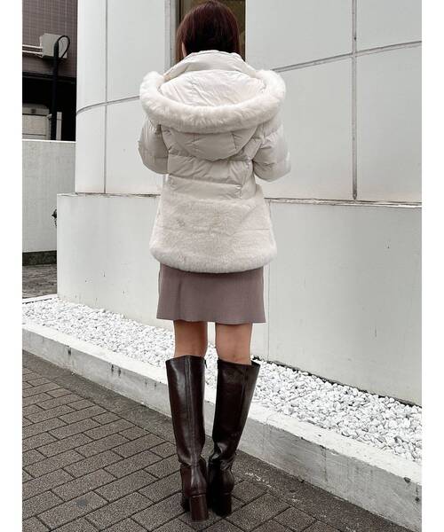 MERCURYDUO(マーキュリーデュオ)の「エコファーコート フーデッドペプラムダウン(その他アウター・レディース・アイボリー/ブラック・SMALL/MEDIUM)」の10枚目の写真