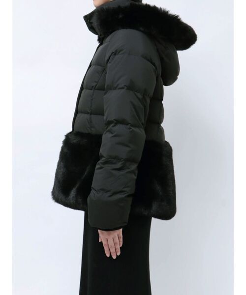 MERCURYDUO(マーキュリーデュオ)の「エコファーコート フーデッドペプラムダウン(その他アウター・レディース・アイボリー/ブラック・SMALL/MEDIUM)」の7枚目の写真