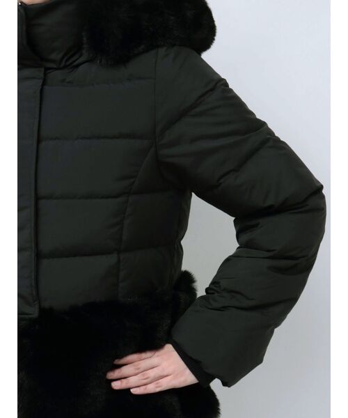 MERCURYDUO(マーキュリーデュオ)の「エコファーコート フーデッドペプラムダウン(その他アウター・レディース・アイボリー/ブラック・SMALL/MEDIUM)」の4枚目の写真