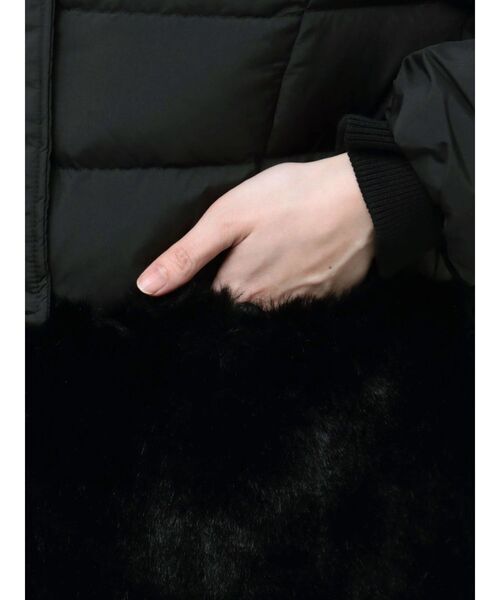 MERCURYDUO(マーキュリーデュオ)の「エコファーコート フーデッドペプラムダウン(その他アウター・レディース・アイボリー/ブラック・SMALL/MEDIUM)」の3枚目の写真