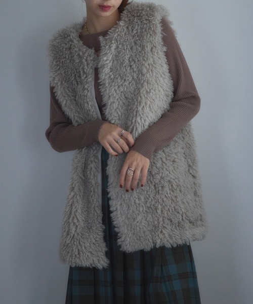 MAISON BREEZE reveur(メゾンブリーズレヴール)の「【MAISON BREEZE reveur】再入荷!プードルボア ミドル丈ベスト 31999M332 XNN(ベスト・レディース・ブラウン/グレイッシュベージュ/オフホワイト/グレー/ブラック・FREE)」の4枚目の写真
