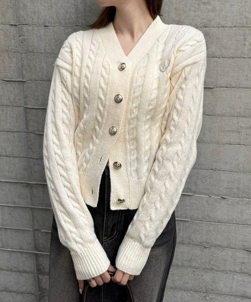 clear（クリア）の「ワンポイント刺繍ケーブルＶネックニットカーディガン [抜け感 美デコルテ オフィスカジュアル 大人]≪再入荷≫（ニット/セーター・レディース・レッド/杢グレー/アイボリー・F）」の5枚目の写真
