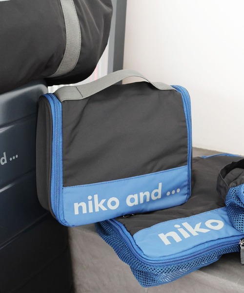 niko and...（ニコアンド）の「オリジナルニコロゴハンギングポーチ（トラベルグッズ・レディース・アイボリー/ブラック・XX-SMALL）」の2枚目の写真