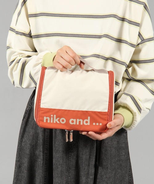 niko and...（ニコアンド）の「オリジナルニコロゴハンギングポーチ（トラベルグッズ・レディース・アイボリー/ブラック・XX-SMALL）」の4枚目の写真