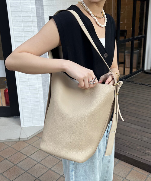 DouDou(ドゥドゥ)の「【新色追加】シボフェイクレザーソフトホーボーバッグ(ショルダーバッグ・レディース・アイボリー/ブラック/ベージュ・FREE)」の18枚目の写真