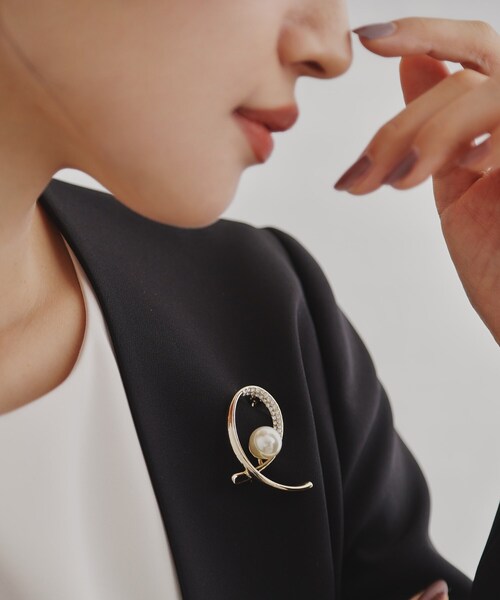 OPAQUE.CLIP（オペークドットクリップ）の「フェイクパール×ビジューラインブローチ（ブローチ/コサージュ・レディース・シルバー/ゴールド・00）」の3枚目の写真