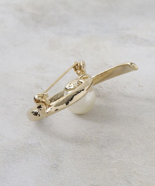 OPAQUE.CLIP（オペークドットクリップ）の「フェイクパール×ビジューラインブローチ（ブローチ/コサージュ・レディース・シルバー/ゴールド・00）」の6枚目の写真