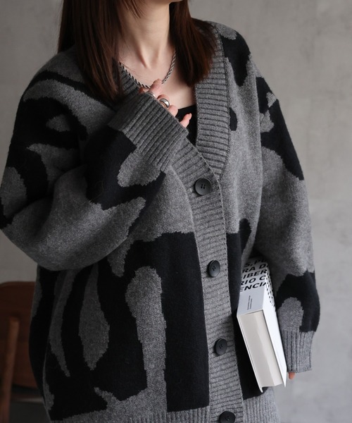 CREARE -LINO-（クレアーレリノ）の「〈ユニセックス商品〉ビックシルエット ニュアンスニットカーディガン（カーディガン/ボレロ・メンズ・グレー/ブラック・FREE）」の8枚目の写真