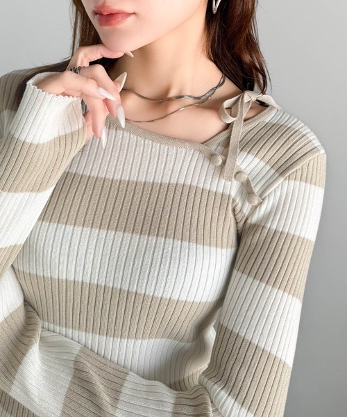 mily bilet(ミウィビレット)の「【mily bilet】くるみボタンアシンメトリーネックボーダーリブニット(長袖)(ニット/セーター・レディース・ベージュ/アイボリー/ブラック・X-LARGE/SMALL/MEDIUM/LARGE)」の4枚目の写真