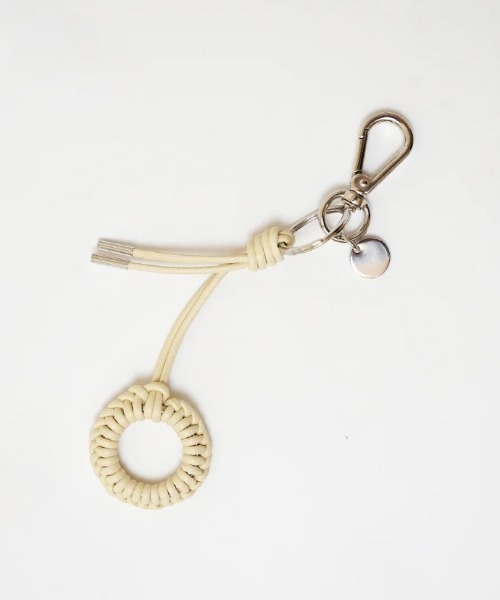 ITTI（イッチ）の「ITTI/イッチ/CRISTY KNOT FINGER CIRCLE CHARM / RAPTO JP（キーホルダー・メンズ・ライトグレー/アイボリー/ブラック・F）」の3枚目の写真