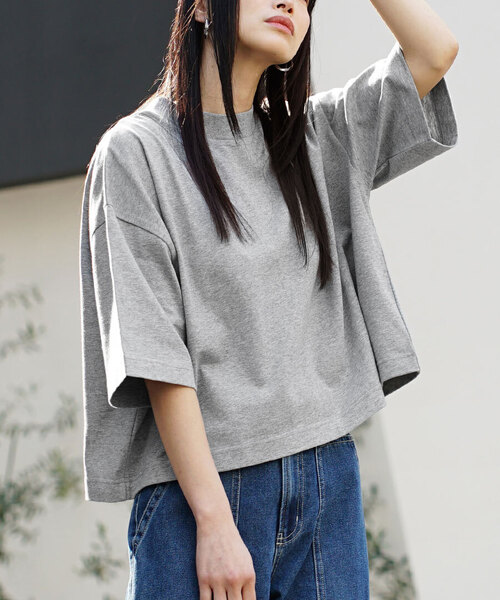 zootie(ズーティー)の「汗しみない クロップドTシャツ(Tシャツ/カットソー・レディース・ダークカーキ/カーキ系/ベージュ系/ネイビー/ラベンダー/モカ/アイボリー/レッド系/イエロー系その他/ブラック/杢グレー/グレイッシュブルー/オフホワイト・フリー)」の3枚目の写真