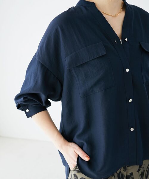 le.coeur blanc（ルクールブラン）の「フィブリルサテンダブルポケットシャツ（シャツ/ブラウス・レディース・ネイビー/オフホワイト/イエロー・38）」の2枚目の写真