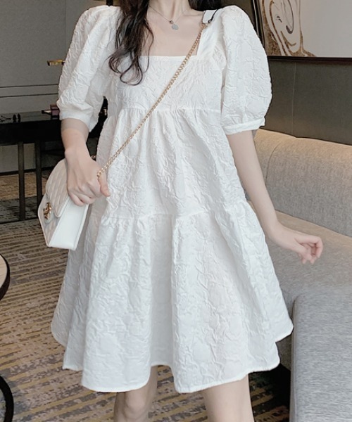 Mejoul（メジュール）の「フラワージャガード スクエアネックパフスリーブワンピース（ワンピース・レディース・ブルー/ブラック/ホワイト/ピンク・F）」の5枚目の写真