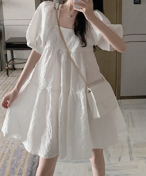 Mejoul（メジュール）の「フラワージャガード スクエアネックパフスリーブワンピース（ワンピース・レディース・ブルー/ブラック/ホワイト/ピンク・F）」の7枚目の写真