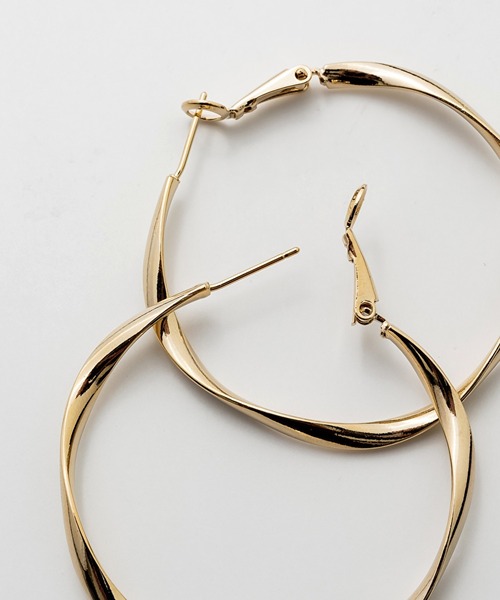 ciite' surgical stainless(シーテサージカルステンレス)の「【 金属アレルギー対応 】大ぶり ねじれフープピアス (両耳用) サージカルステンレス(ピアス(両耳用)・レディース・シルバー/ゴールド・FREE)」の4枚目の写真