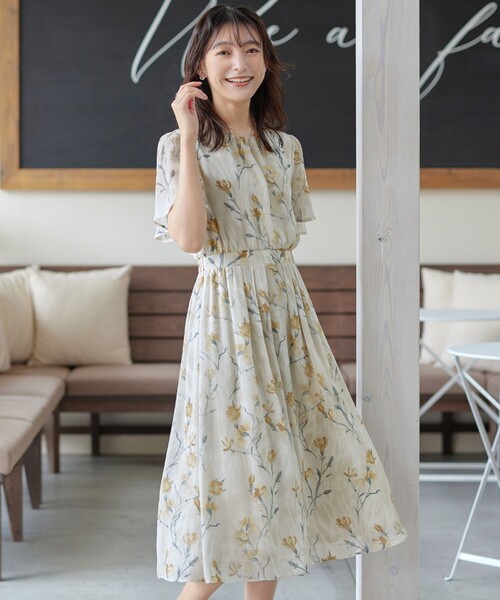Tiaclasse(ティアクラッセ)の「【大きいサイズ】大花柄シフォンワンピース(ワンピース・レディース・ブルー/ブラック/ライトベージュ/ネイビー/グレイッシュベージュ・XL/XXL)」の3枚目の写真