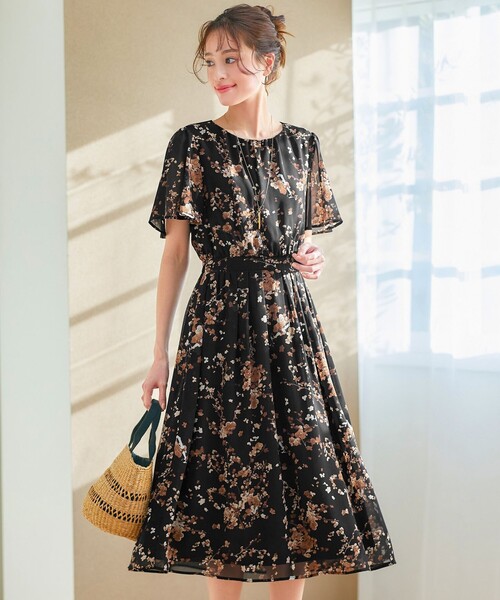 Tiaclasse(ティアクラッセ)の「【大きいサイズ】大花柄シフォンワンピース(ワンピース・レディース・ブルー/ブラック/ライトベージュ/ネイビー/グレイッシュベージュ・XL/XXL)」の2枚目の写真