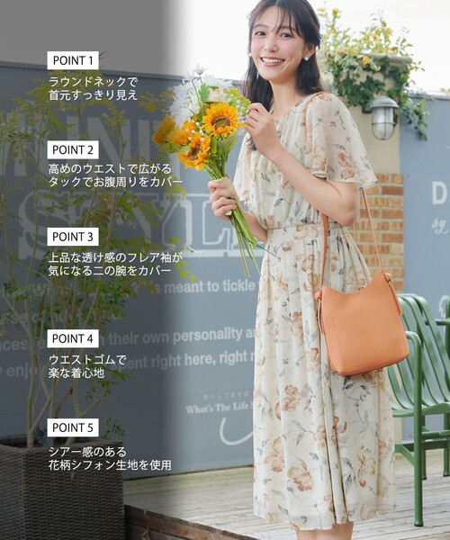 Tiaclasse(ティアクラッセ)の「【大きいサイズ】大花柄シフォンワンピース(ワンピース・レディース・ブルー/ブラック/ライトベージュ/ネイビー/グレイッシュベージュ・XL/XXL)」の6枚目の写真