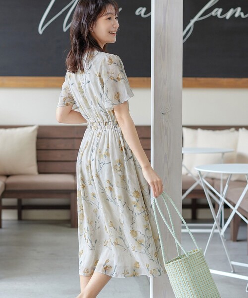 Tiaclasse(ティアクラッセ)の「【大きいサイズ】大花柄シフォンワンピース(ワンピース・レディース・ブルー/ブラック/ライトベージュ/ネイビー/グレイッシュベージュ・XL/XXL)」の19枚目の写真