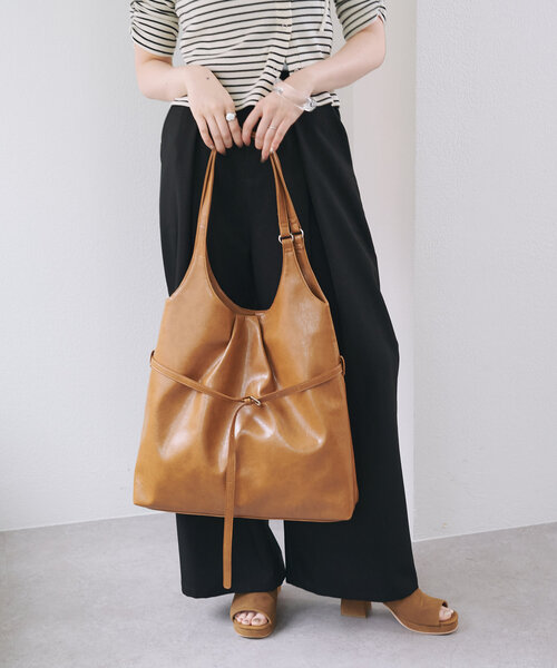 Kastane(カスタネ)の「ベルト付レザートートバッグ(トートバッグ・レディース・ブラック/アイボリー/サンドベージュ・FREE)」の4枚目の写真