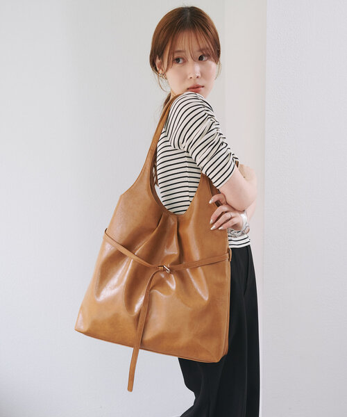 Kastane(カスタネ)の「ベルト付レザートートバッグ(トートバッグ・レディース・ブラック/アイボリー/サンドベージュ・FREE)」の6枚目の写真