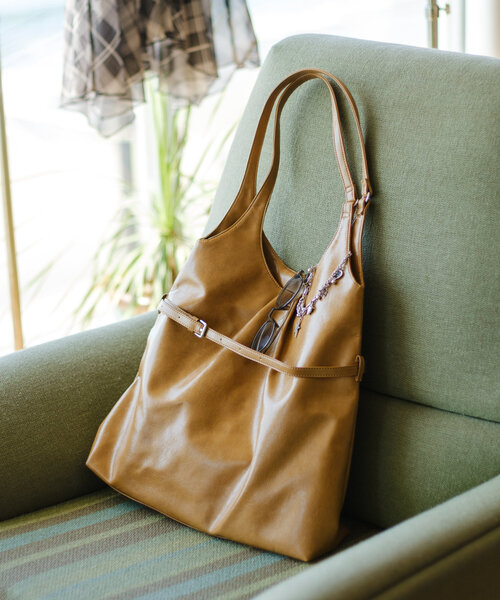 Kastane(カスタネ)の「ベルト付レザートートバッグ(トートバッグ・レディース・ブラック/アイボリー/サンドベージュ・FREE)」の8枚目の写真