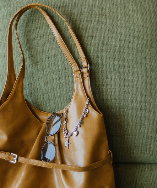 Kastane(カスタネ)の「ベルト付レザートートバッグ(トートバッグ・レディース・ブラック/アイボリー/サンドベージュ・FREE)」の9枚目の写真