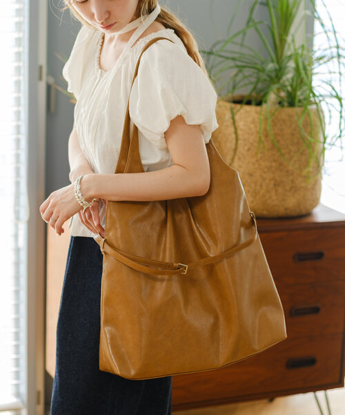 Kastane(カスタネ)の「ベルト付レザートートバッグ(トートバッグ・レディース・ブラック/アイボリー/サンドベージュ・FREE)」の10枚目の写真