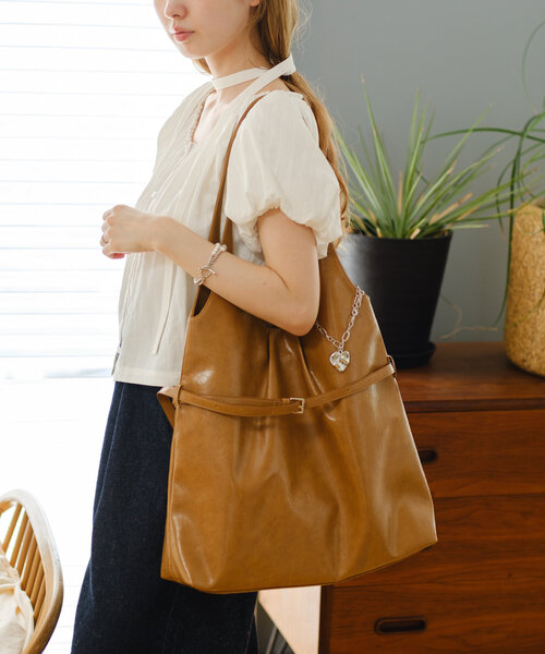 Kastane(カスタネ)の「ベルト付レザートートバッグ(トートバッグ・レディース・ブラック/アイボリー/サンドベージュ・FREE)」の11枚目の写真