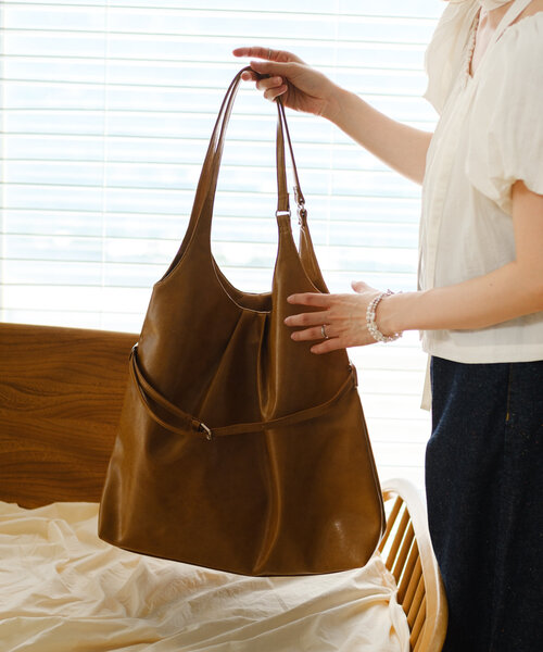 Kastane(カスタネ)の「ベルト付レザートートバッグ(トートバッグ・レディース・ブラック/アイボリー/サンドベージュ・FREE)」の13枚目の写真