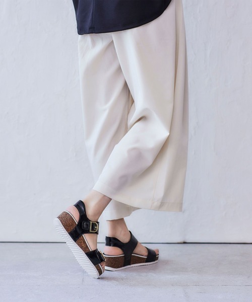 ara（アラ）の「ara/ [12-38510] NORDERNEY-S エナメル×ゴールドバックル 厚底サンダル（サンダル・レディース・ホワイト/ブラック・38/39/35/36/37/40）」の3枚目の写真