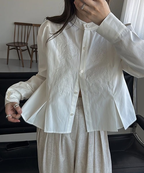 WILLFULLY(ウィルフリー)の「hem tuck motif lace short SH(シャツ/ブラウス・レディース・ベージュ/サックスブルー/インディゴブルー/アイボリー・FREE)」の1枚目の写真